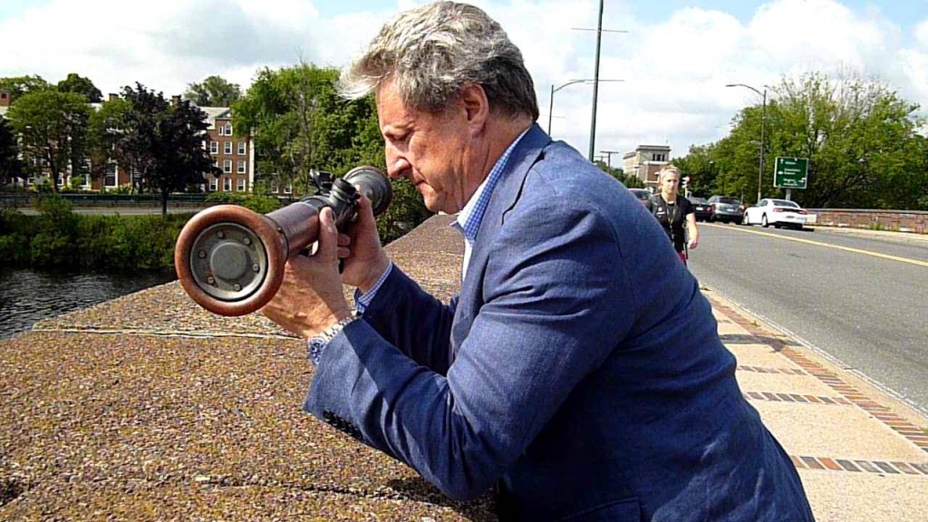 The author using a hand-held Barr and Stroud under perfect conditions.