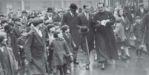 Basil Jellicoe showing his guests around the development